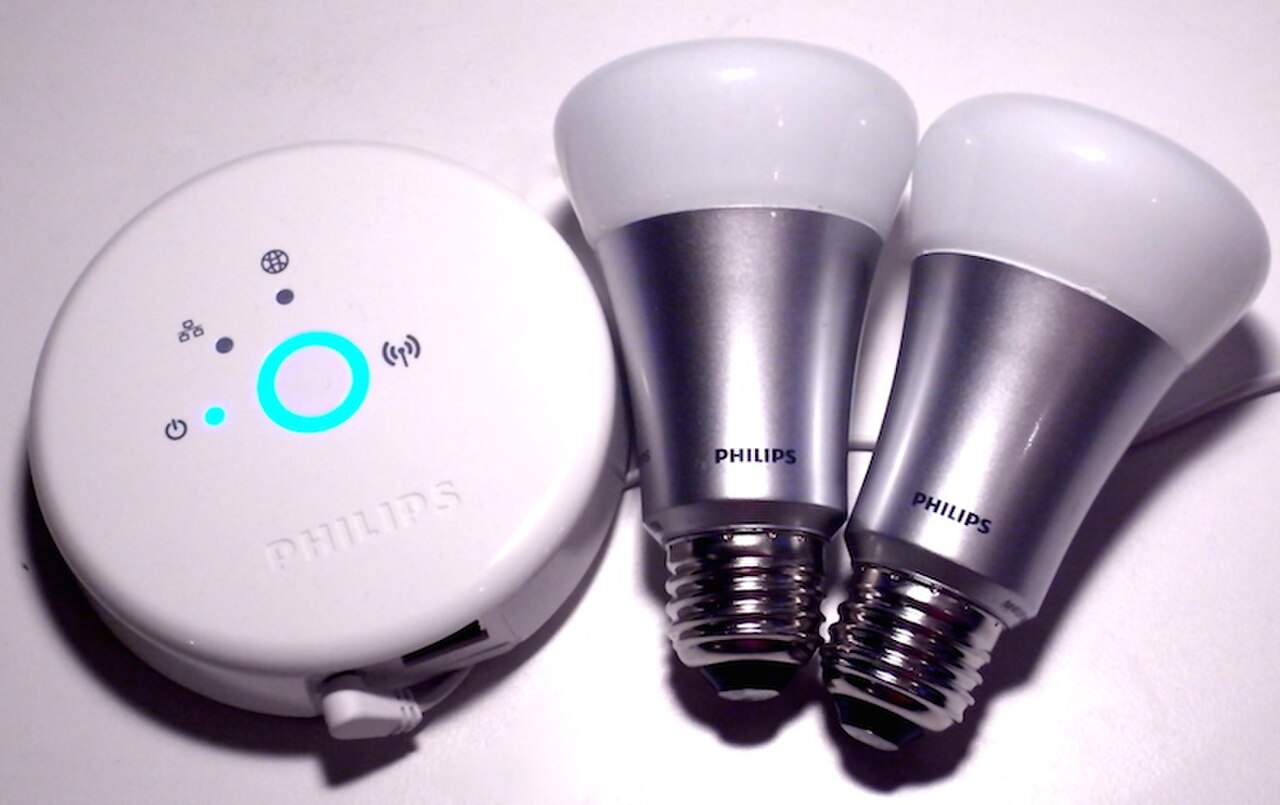 Illustrative photo for the guide “Smart Lighting Compatibility: Bulbs, Switches, Hubs and Voice Control”