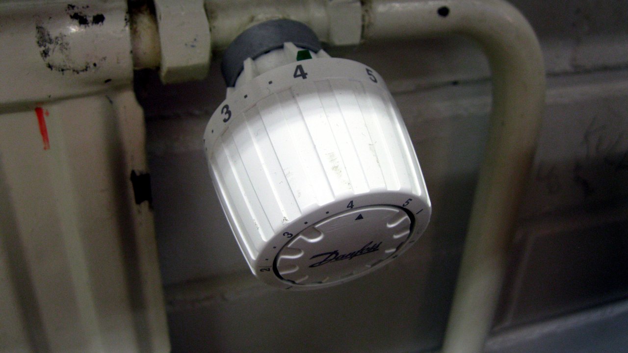 Thermostatic radiator valve fitted to a radiator