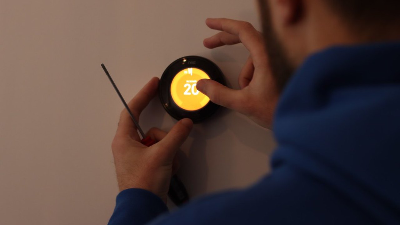 Illustrative photo for the guide “How to Choose Your First Smart-Home Device Without Wasting Money”